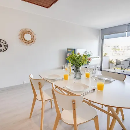 Lovely 3bd 150m Ocean View Ac Wi-fi Balcony Apartament